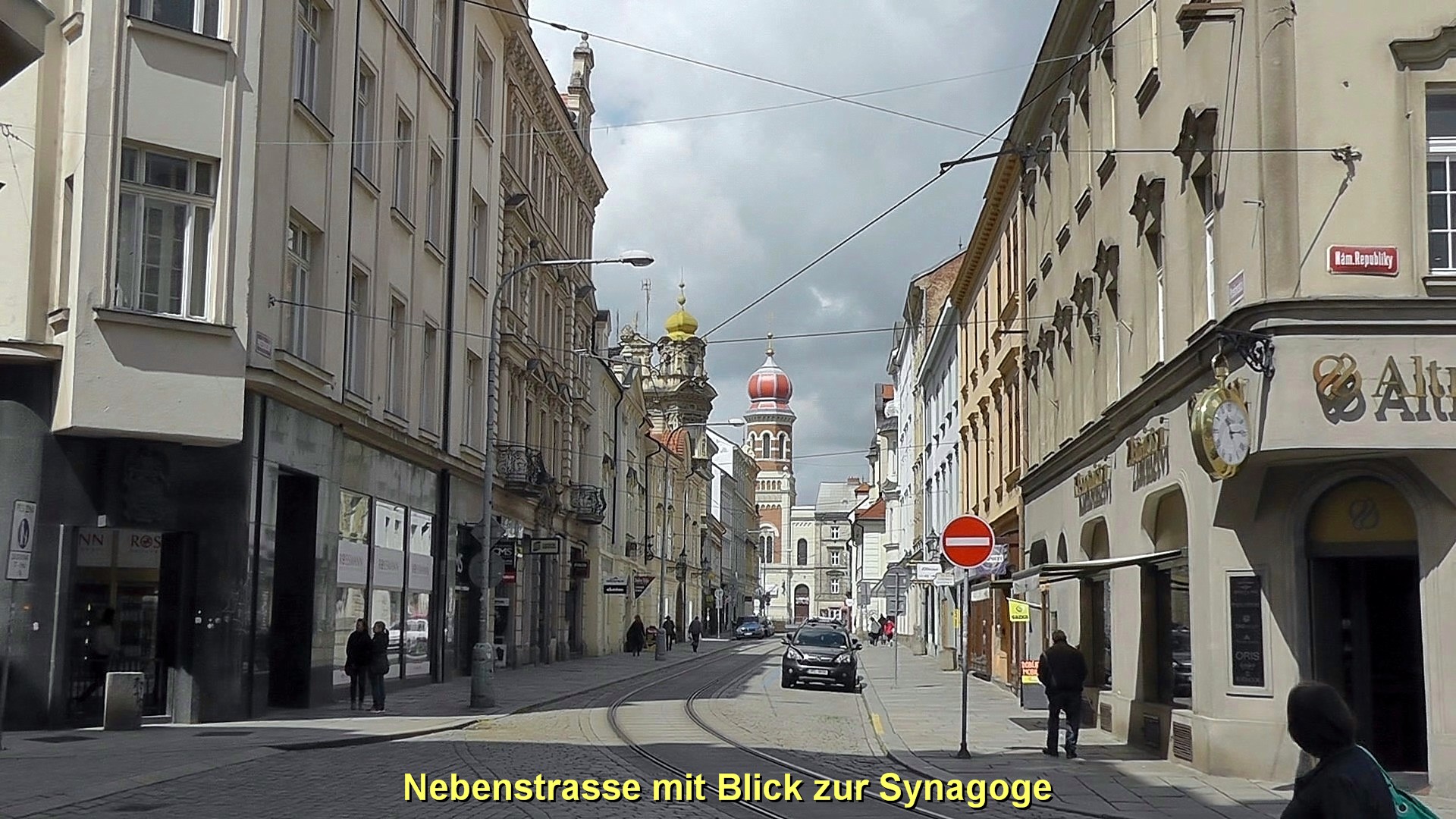 Pilsen Eine Nebenstrasse und die Synagoge